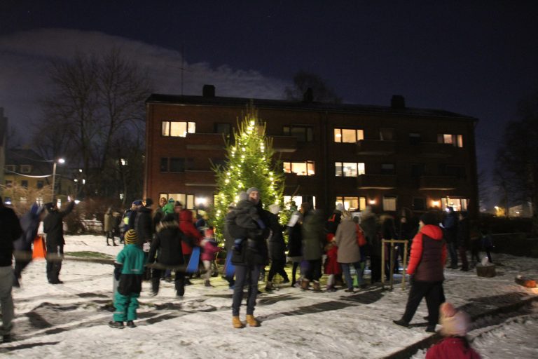 Juletradisjoner Og Julestemning – Tenning Av Julegran På Vålerenga ...